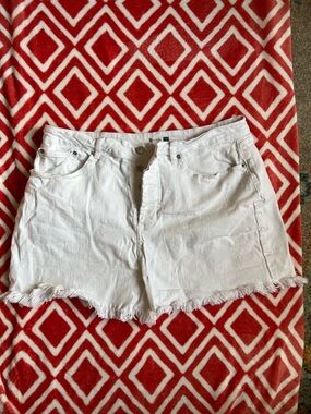 Women's White Frayed-Hem Denim Shorts